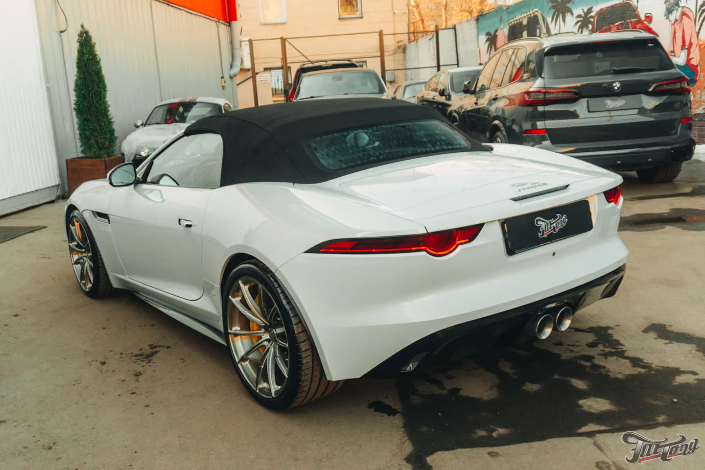 Фирменный Шиномонтаж на вибростенде с адаптацией и балансировкой для Jaguar F-Type. Керамика для дисков и суппортов, техническое обслуживание